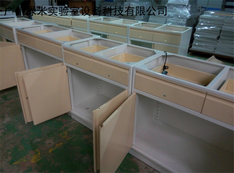 為什么要去實驗室廠家定制實驗臺通風柜？